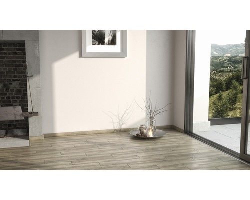 Wohnraum mit Holzboden, Kamin und Blick ins Grüne