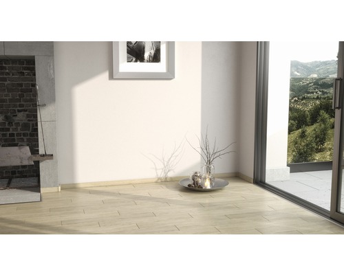 Heller Raum mit Kamin, Bild an der Wand und Blick ins Grüne