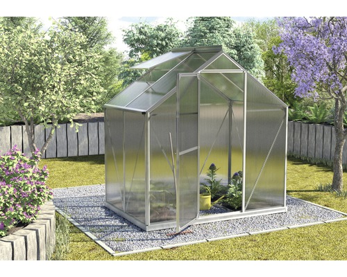 Gewächshaus mit geöffneter Tür und Dachfenster im Garten