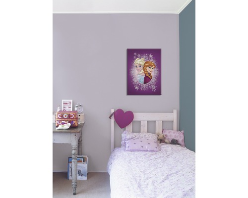 Kinderzimmer mit Bett, Schreibtisch und Wandbild mit den Eiskönigin-Figuren