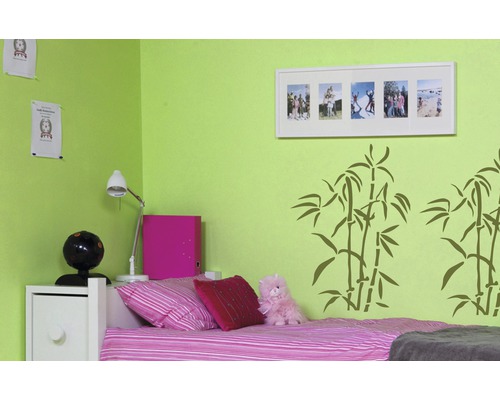 Helles Zimmer mit Bambus Wandtattoo, Bett, Nachttisch und Dekoration