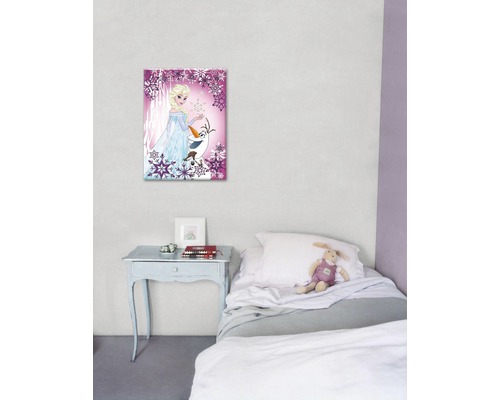Dekoratives Wandbild mit Eiskönigin-Motiv im Kinderzimmer.