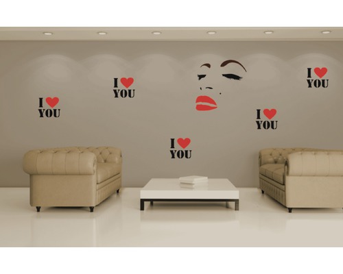 Wohnzimmer mit Wandtattoos einer Frau und der Aufschrift I Love You