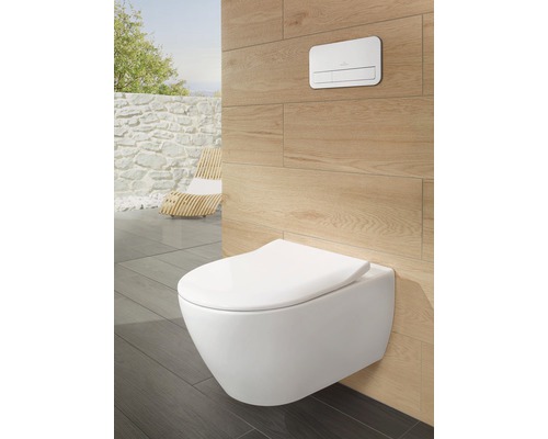 Wandhängendes WC mit Betätigungsplatte in einem Badezimmer