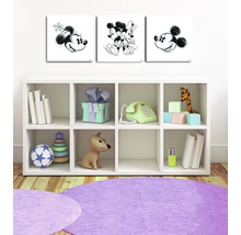 Kinderzimmer mit Wandbildern von Mickey Mouse, Regal und Spielsachen
