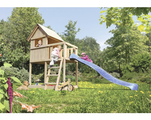 Spielturm mit Rutsche und Kindern im Garten