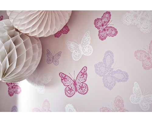 Zimmer mit Tapete mit Schmetterlingsmotiv und Papierdekoration