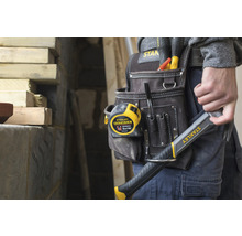 Handwerker mit Werkzeugtasche und Stanley Hammer