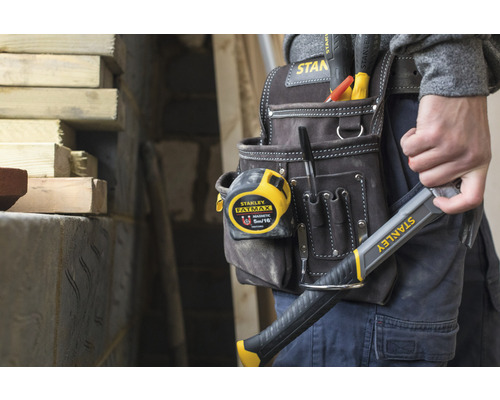 Handwerker mit Werkzeugtasche und Stanley Hammer