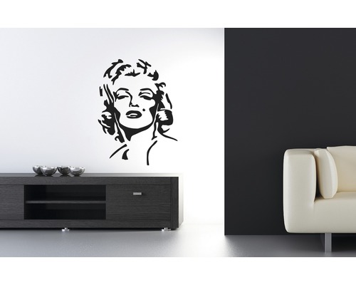 Wohnraum mit Marilyn Monroe Wandtattoo über einem Lowboard