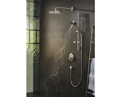 Duschsystem mit Kopfbrause, Handbrause und Thermostatmischer in einem Badezimmer