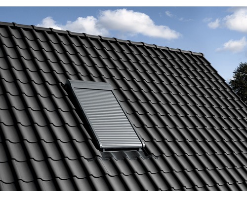 Dachfenster mit Rollladen auf einem Ziegeldach