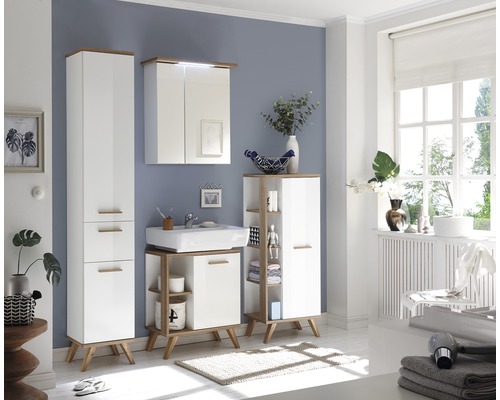 Modernes Badezimmer-Set mit Waschbecken, Spiegelschrank und Stauraumelementen für ein helles und organisiertes Ambiente.
