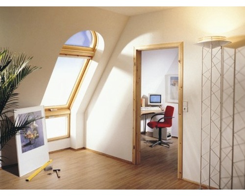 Ein Dachzimmer mit Dachfenster, Türrahmen und Inneneinrichtung