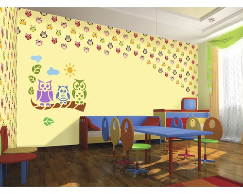 Kinderzimmer mit Wandtattoos von Eulen, Tisch und Stühlen
