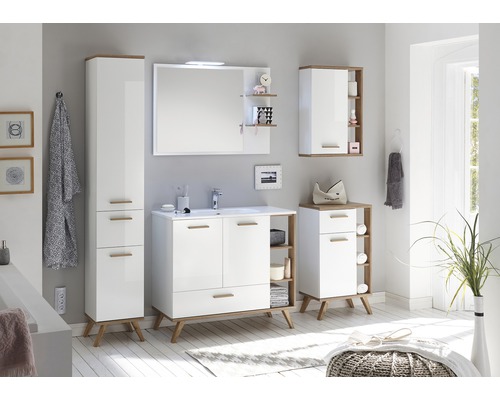 Badezimmer mit Waschtisch, Spiegelschrank, Hochschrank und Unterschrank mit Holzfüßen
