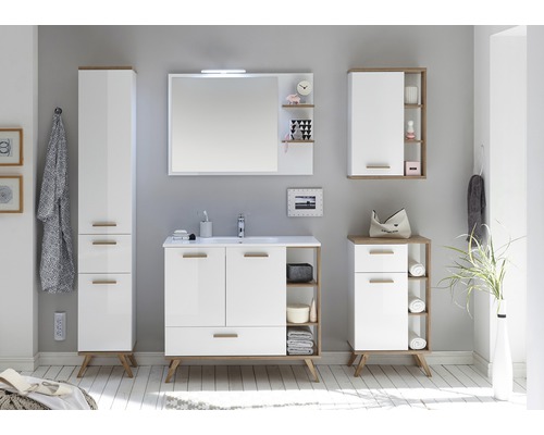 Badezimmer mit Waschtisch, Spiegel, Spiegelschrank, Hochschrank und Unterschrank mit Regalen im modernen Design