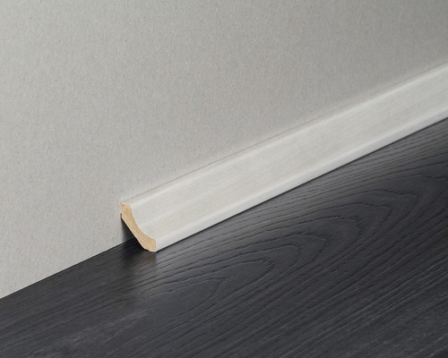 Sockelleiste aus Holz an einer Wand