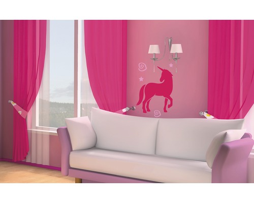 Wohnzimmer mit Sofa, Fenster und Dekoration