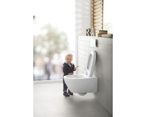 Hänge-WC im Badezimmer mit einem Kind davor