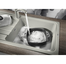 Spüle mit Wasserhahn, Topf und Spülmittel