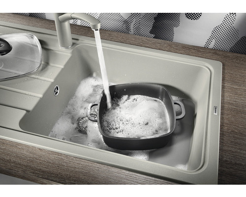 Spüle mit Wasserhahn, Topf und Spülmittel