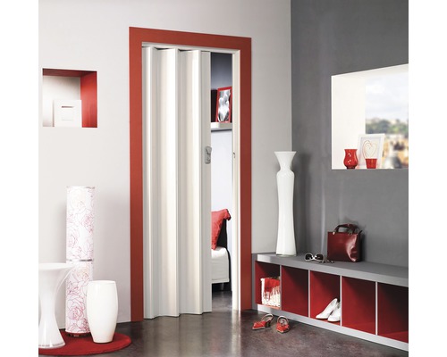 Raumszene mit einer weißen Falttür mit rotem Rahmen