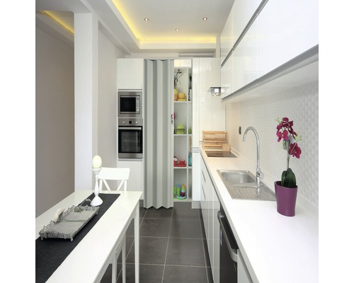 Helle Küche mit Essbereich, Einbauschränken, Elektrogeräten und Dekorationen