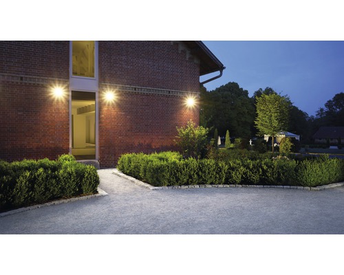 Außenaufnahme eines Hauses mit Mauerwerk und Gartenbeleuchtung