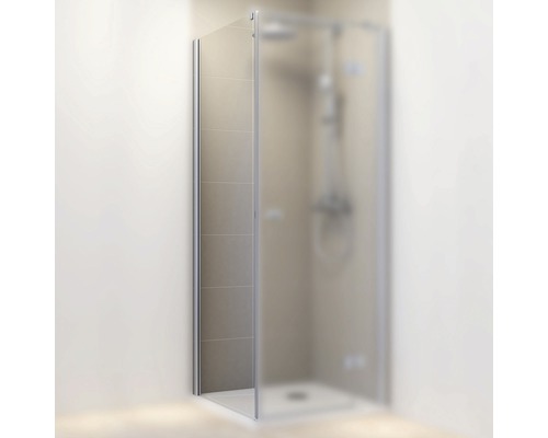 Duschwand aus Glas mit Metalleinfassung im Badezimmer.