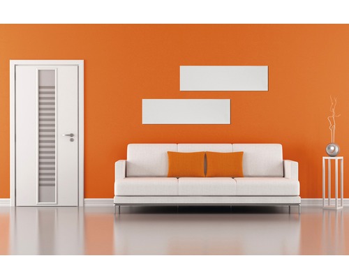 Wohnzimmer mit Sofa, Tür und Dekoration vor Wand