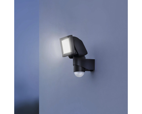 Außenstrahler mit Bewegungsmelder an der Wand