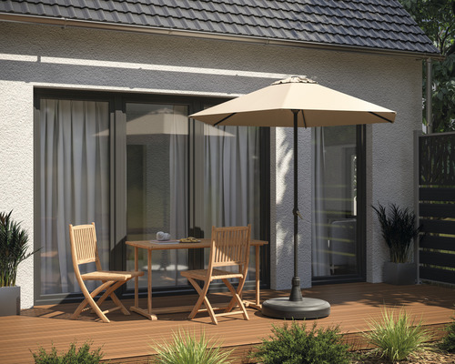 Terrasse mit Gartentisch, Stühlen und Sonnenschirm