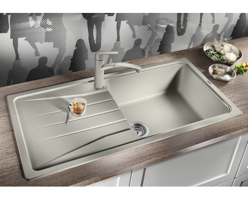 Spüle mit Abtropffläche und Armatur auf einer Küchentheke