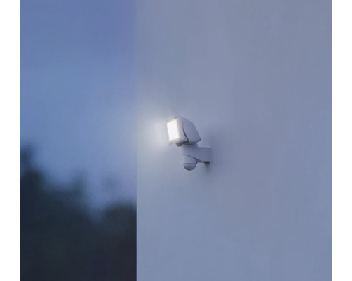 Außenstrahler mit Bewegungsmelder an der Wand