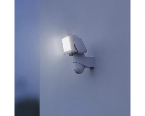 LED-Außenstrahler mit Bewegungsmelder an einer Wand montiert