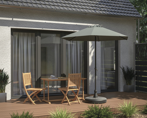 Terrassenszene mit Gartentisch, Stühlen und Sonnenschirm