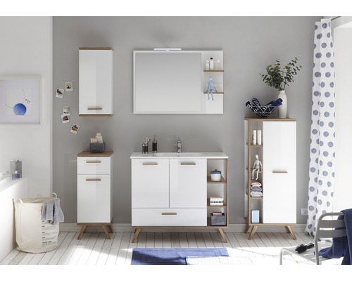 Helles Badezimmer mit Waschtisch, Spiegelschrank, Hochschrank und Seitenschrank in Weiß und Holzoptik