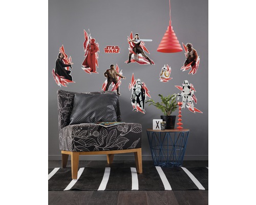 Dekoratives Zimmer mit Star Wars Wandstickern, Sessel, Beistelltisch und Teppich