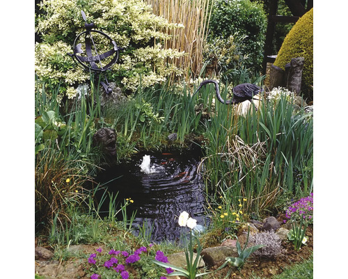 Teich mit Springbrunnen, Zierpflanzen und Dekorationen im Garten