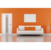 Wohnzimmer mit Tür, Sofa, Kissen, Bild und Dekoration