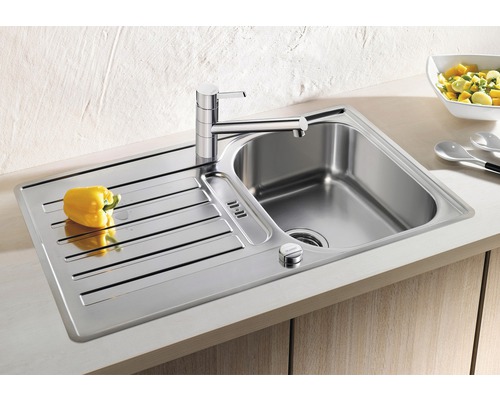 Spültisch aus Edelstahl mit Abtropffläche und Armatur