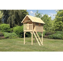 Holzspielhaus mit Leiter im Garten