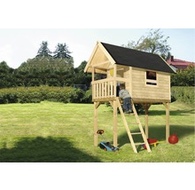 Kinderkletterhaus aus Holz mit Leiter im Garten.
