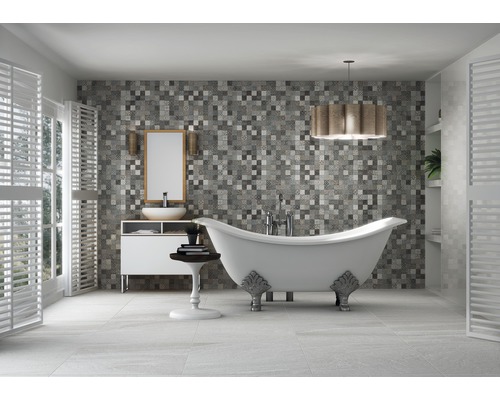 Helles Badezimmer mit Badewanne, Waschbecken, Spiegel und Fliesenwand