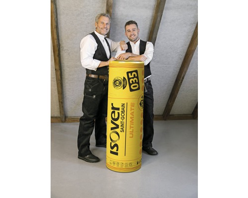 Zwei Männer posieren neben einer Rolle Glaswolle von Isover Saint-Gobain.