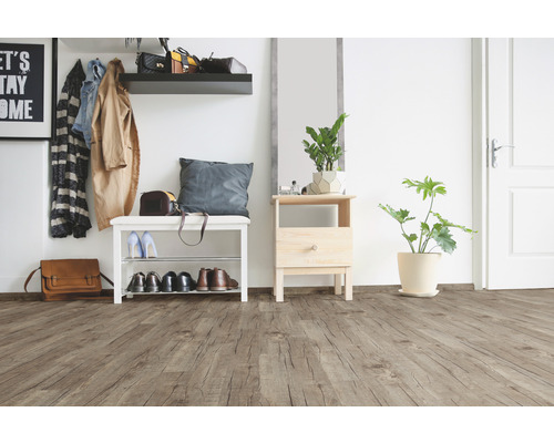 Flur mit Garderobe, Bank, Spiegel und Topfpflanzen auf Holzboden