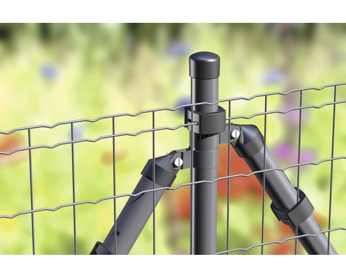 Detailansicht eines Metallzauns mit Pfosten und Streben
