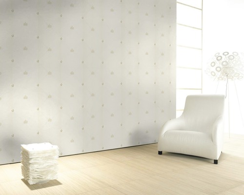 Heller Raum mit gemusterter Tapete, Sessel und Stehleuchte.