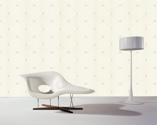 Wohnraum mit gemusterter Tapete, Sessel und Stehlampe